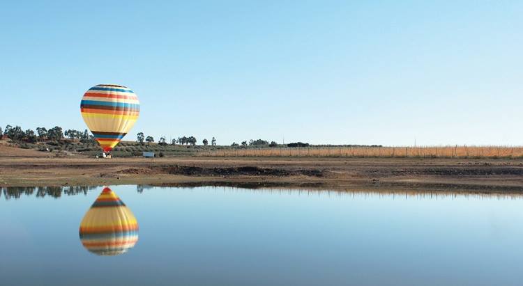 visit alqueva with a balloon ride in alentejo