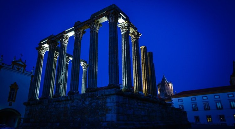 visit évora monuments in Alentejo