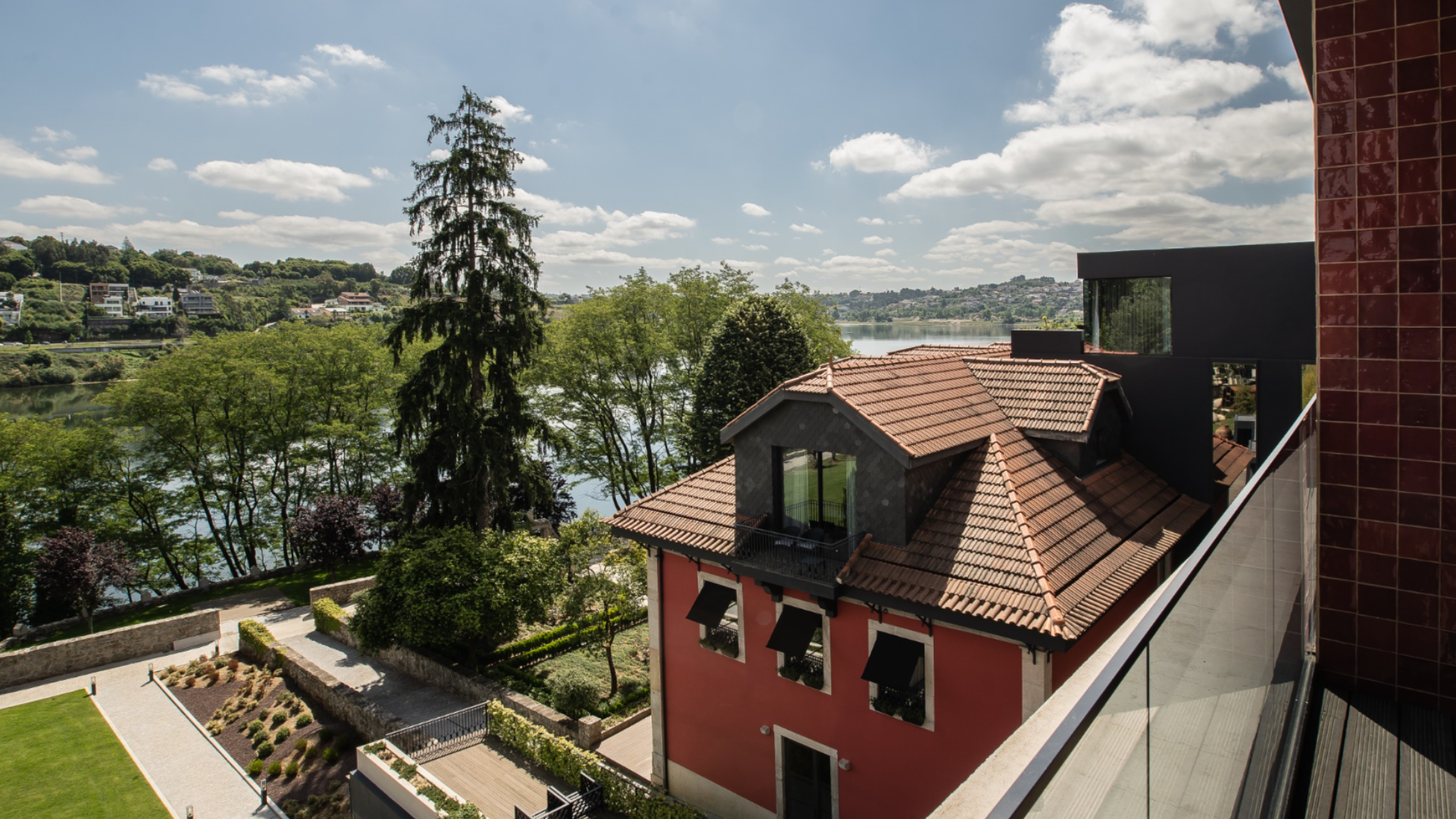 Exterior view of the Vinha Boutique Hotel, showcasing its grand 16th-century architecture surrounded by three hectares of meticulously tended gardens