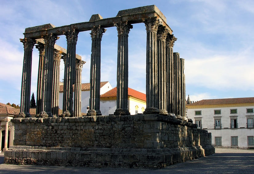 1280px-Roman_temple_Evora_Alentejo_Portugal, visit alentejo