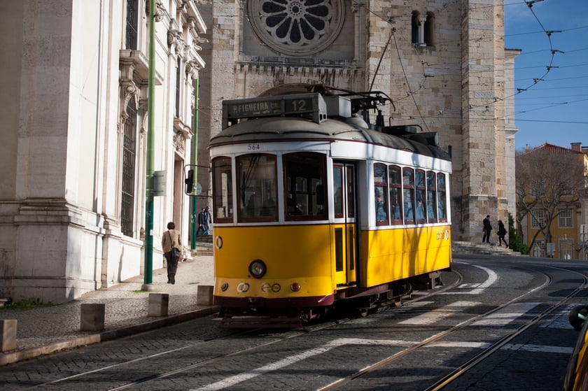 Lisbon_tram_next_to_Lisbon_Cathedral-1, travel to portugal, visit portugal, visiting portugal, weather in portugal