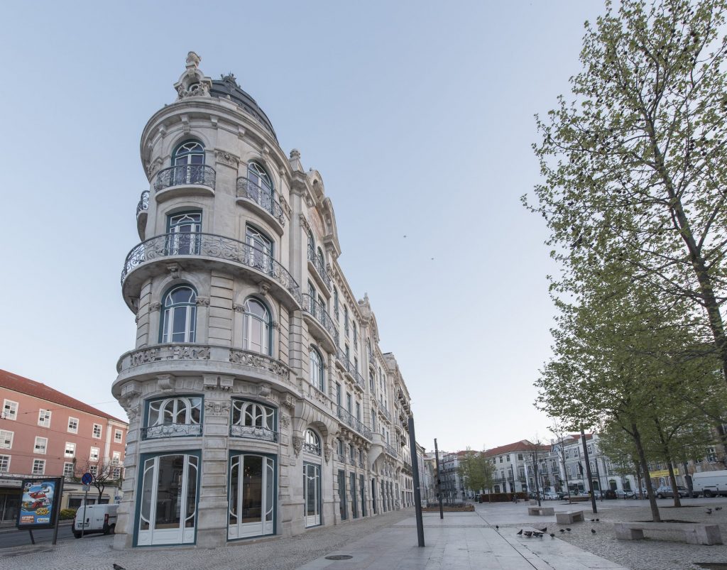 Este-edifício-do-século-XXI-renasceu-com-duas-ofertas-1908-Lisboa-Hotel-e-restaurante-Infame-3-1024x803