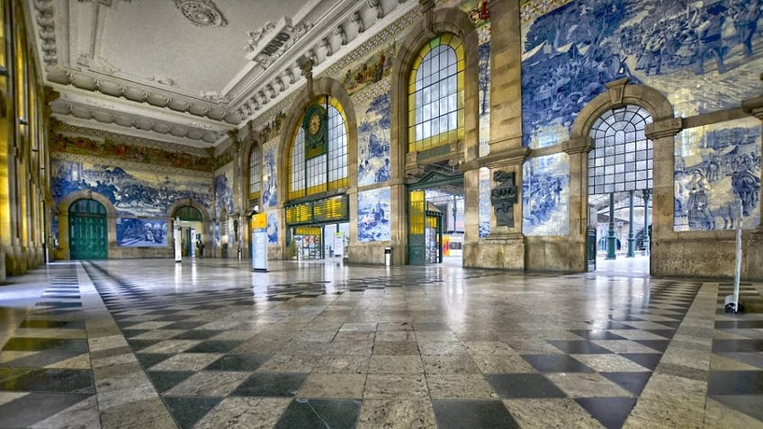 Sao Bento Train Station