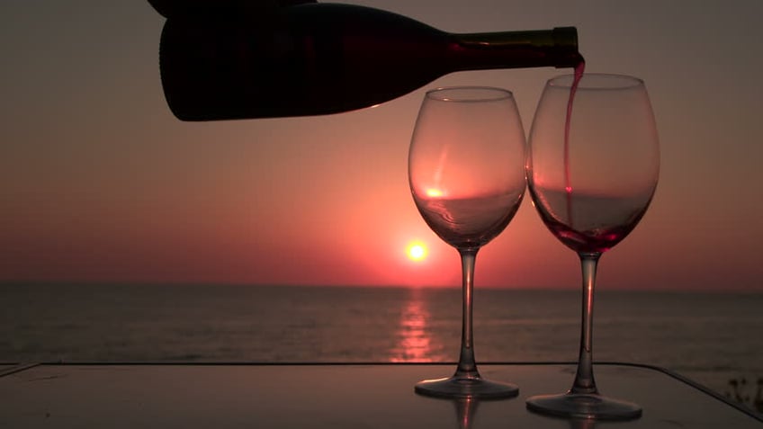 life-simple-pleasures-wine-beach-sunset-and-wine.jpg