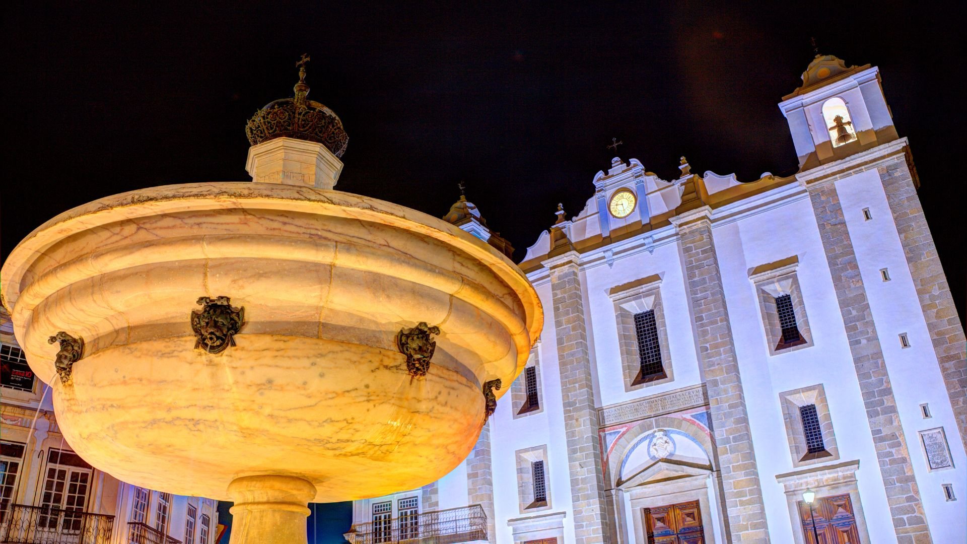 Panoramic view of Évora, a historic city in Portugal, featuring its charming cobblestone streets, well-preserved medieval architecture, and the iconic Temple of Diana, a Roman temple dating back to the 2nd century AD.