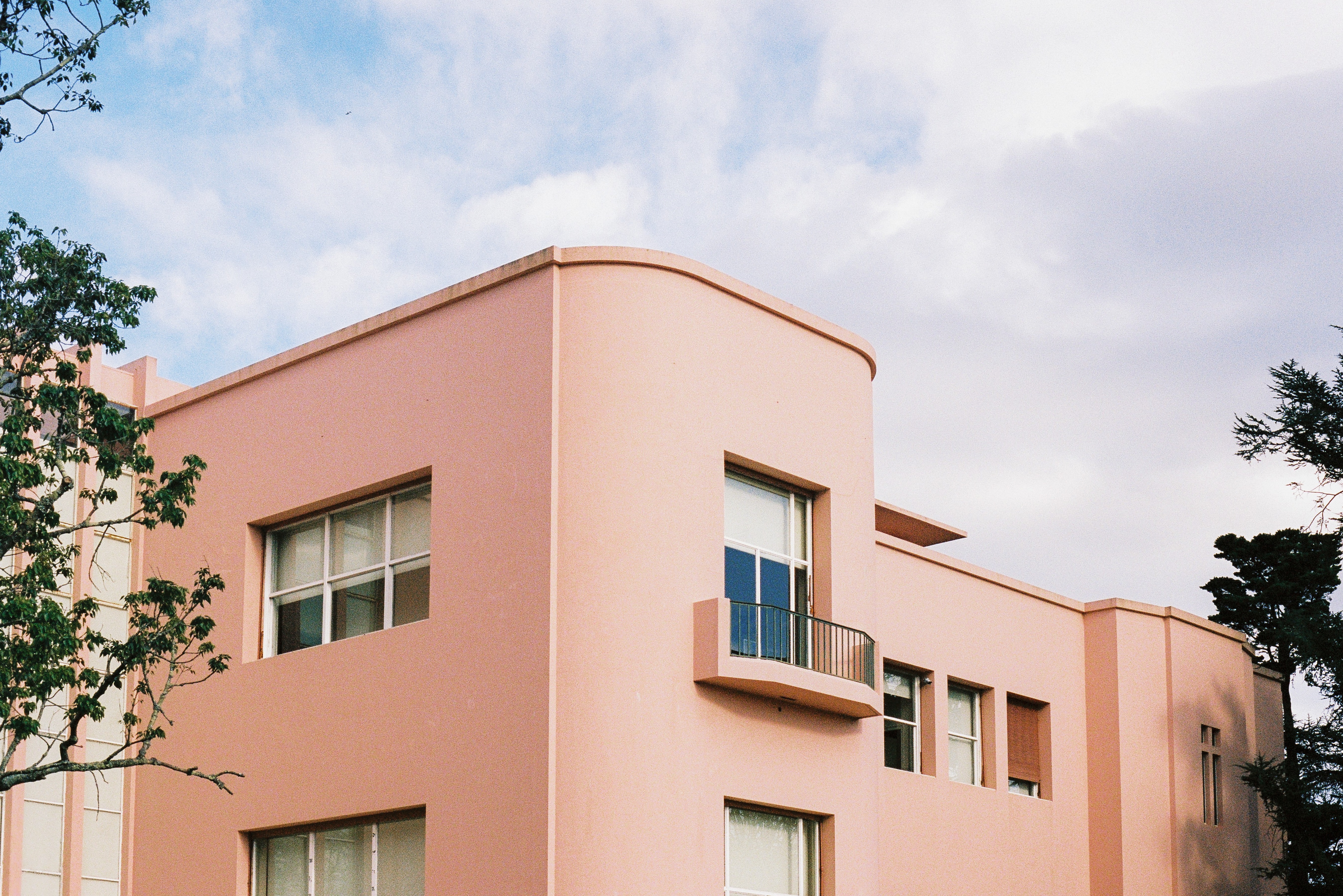 Photograph of the Serralves Foundation in Porto, Portugal, highlighting the modern and minimalist architectural design of the museum and its beautiful surrounding gardens