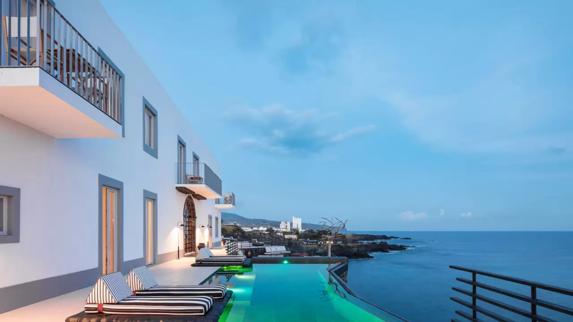 White Exclusive Suites &amp; Villas